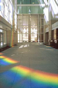 Spectrum op de bodem van een glazen gebouw